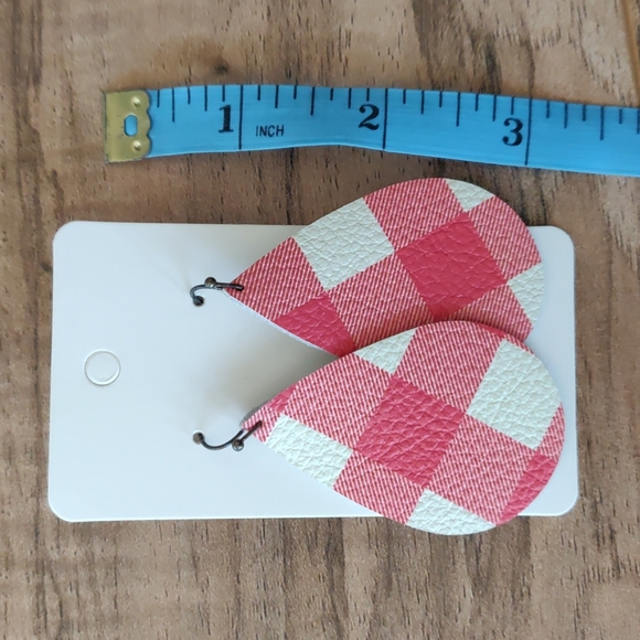 🎉3X HP🎉 NWT White and Red Buffalo Plaid Leather Drop Earrings - Picture 3 of 3